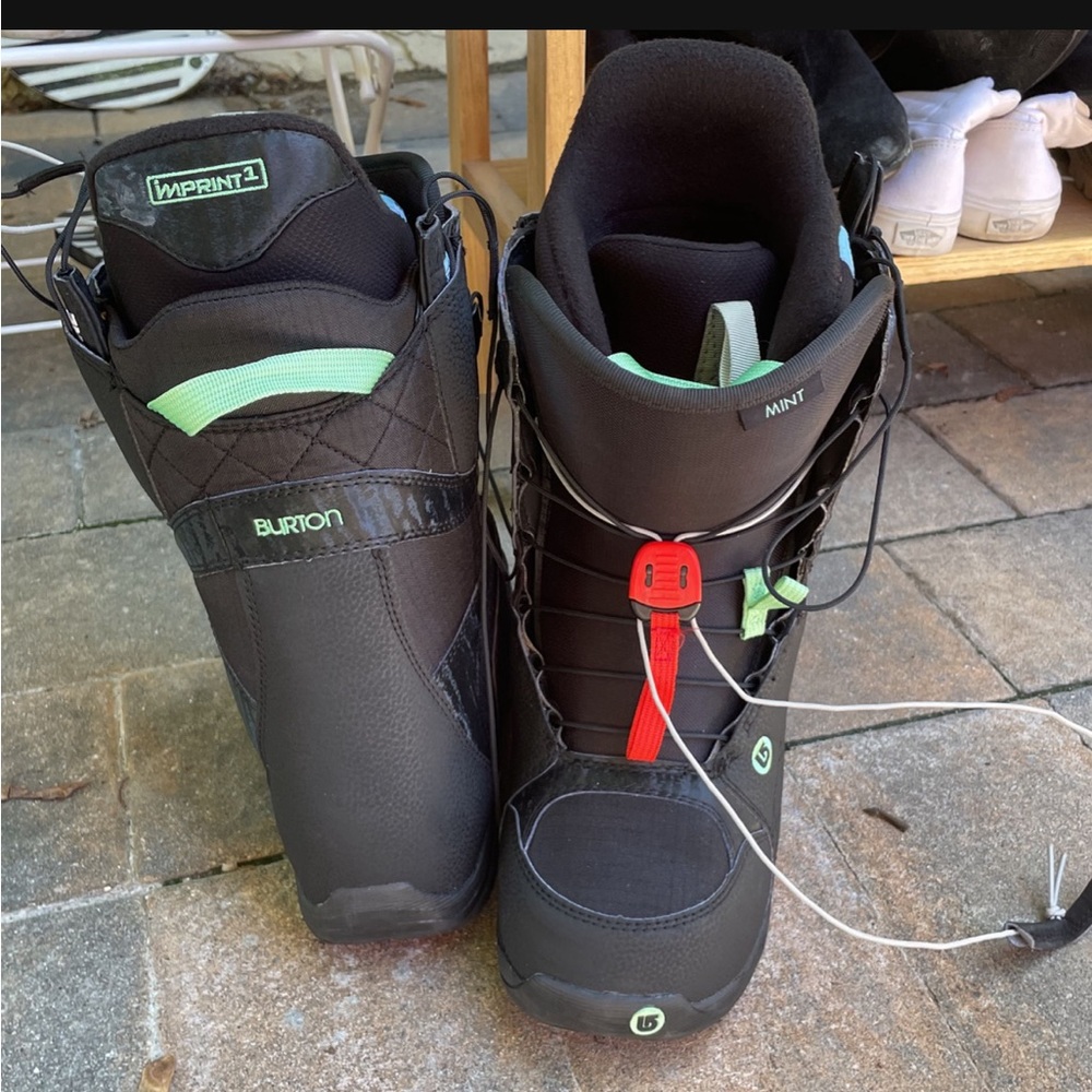 Women’s burton snowboarding boots. Worn once. Excellent condition.